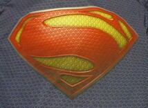 UA(アンダーアーマー)製コンプレッション　半袖インナーシャツ　Sスーパーマン　MDサイズ　ネイビー?青?×赤×黄色　MAE8881_画像2