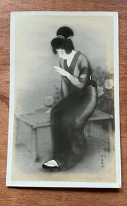 Art hand Auction VV-968 ■送料込■ 日本女性 美人画 女性 女子 人 美人 美女 下駄 着物 大正11年 絵 絵画 美術品 アート 絵葉書 古葉書 写真 古写真/くNAら, 印刷物, 絵はがき, ポストカード, その他