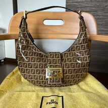 美品 1円 FENDI フェンディ マンマバケット ズッキーノ ワンショルダー ハンドバッグ ズッカ クロワッサン_画像1