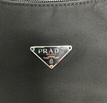 【極美品】 未使用級 プラダ PRADA アクセサリーポーチ ミニ バッグ ポーチ 三角ロゴ ロゴプレート シルバー金具 ナイロン ブラック 希少_画像8