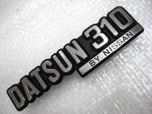 ★希少 ダットサン310 バイ 日産 DATSUN 310 BY NISSAN パルサー? チェリー? 84894-M6600 輸出用 新品 ロゴ 不明 エンブレム 1点 旧車