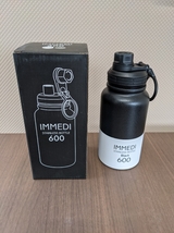 新品 水筒 600ml ボトル IMMEDI BOTTLE ブラック 保冷 保温 氷が入れやすい 洗いやすい 広口 直飲み 取っ手付き 表面滑りにくく加工_画像3