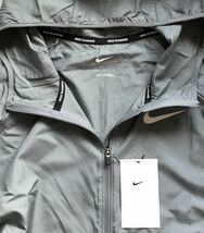 新品 送料込 NIKE RUNNING ESSENTIAL HOODIE JACKET Lサイズ 灰 ナイキ エッセンシャル フーディ ジャケット ランニング 撥水 軽量_画像6