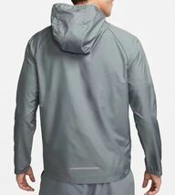 新品 送料込 NIKE RUNNING ESSENTIAL HOODIE JACKET Lサイズ 灰 ナイキ エッセンシャル フーディ ジャケット ランニング 撥水 軽量_画像3