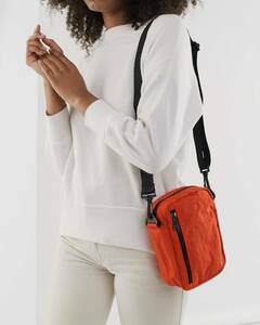 新品タグ付き オレンジ系 BAGGU SPORT CROSSBODY BAG バグー スポーツクロスボディバッグ 斜め掛けバッグ ショルダーバッグ