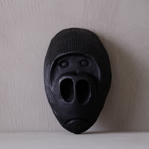 02845 アフリカ ルワンダ 木彫り ゴリラのマスク / 仮面 オブジェ アート プリミティブ