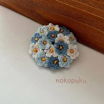 ♪noko♪ハンドメイド　刺繍糸の編み花ブローチ　みずいろ_画像1