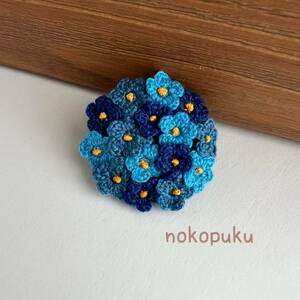 ♪noko♪ハンドメイド　刺繍糸の編み花ブローチ　濃い青