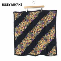 F1165-D◆美品◆ ISSEY MIYAKE イッセイミヤケ 大判ストール 正方形 小物 ◆ ブラック マルチカラー 総柄 シルク100_画像1