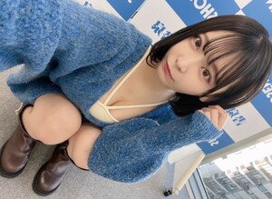 ご本人から直接お渡し頂いた直筆サイン＆日付入り本　　　です。小日向結衣さん写真集スーパーエロチカ