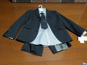 新品　男児　スーツ　サイズ130　切手可　710円発送可　格好いい　お出かけに　入園　入学　ハンガーはつきません