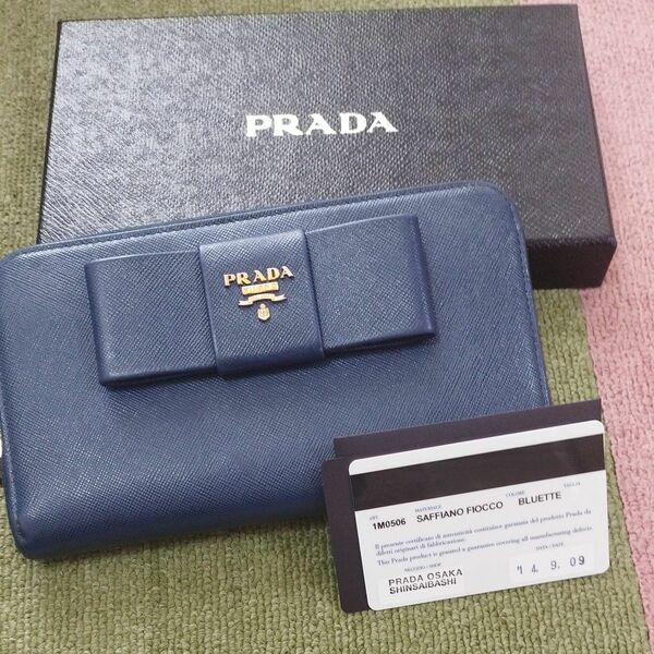 【ほぼ美品】PRADAサファイアーノ　二つ折り財布　リボン　ラウンドファスナー　ブルー　レディース