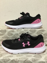 ◎新品 送料込◆23.5 UNDER ARMOUR スニーカー 黒×桃 ①◆0207_画像2