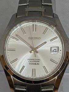 【B13235AK】SEIKO セイコー パーペチュアル PERPETUAL CALENDAR TITANIUM 8F32-0400 銀文字盤 不動　メンズ　腕時計 クォーツ