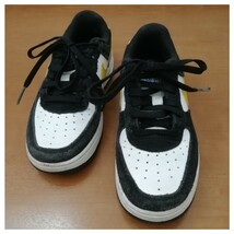 NIKE(ナイキ)[ナイキ] エア フォース 1 ‘07 LV8 AIR FORCE 1 ‘07 LV8 ブラック/ホワイト/イエロー DH9788-002　キッズサイズ18.5cm_画像2