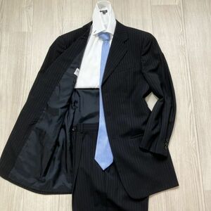 【イタリアの至高]】 ARMANI COLLEZIONI　アルマーニコレッツォーニ 46R (Lサイズ) 黒 ストライプ ブラック セットアップ スーツ