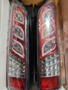 未使用!アウトレット品! 少し訳有り! 200系ハイエース LEDテールランプ トリプルファイバー ベンツ風 HA061126