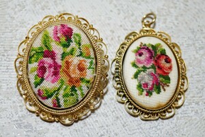 2 海外製 プチポワン 刺繍 ペンダント ブローチ ネックレス ヴィンテージ アクセサリー 大量 おまとめ まとめて まとめ売り アンティーク