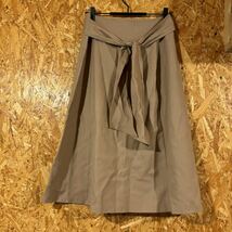 美品　UNTITLED 日本製　スカート 無地 ボトムス ベージュ　ひざ下　前リボン　フレアスカート 2830_画像2