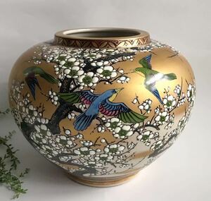 Art hand Auction [Isamu] Kutani ware / Takashi Kitamura / Inscribed by Takashi Taketaka / Gold color / Plum and bird / Hand-painted / Vase / Large vase / Vase / Vase / Vase, japanese ceramics, Kutani, vase, pot