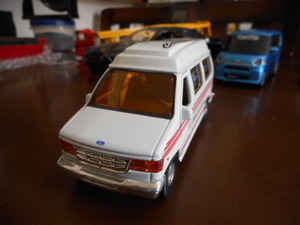 ★★1/43 Tins Toys フォード E350 エコノライン クラブワゴン キャラバン Ford Econoline Clubwagon プルバックカー★★