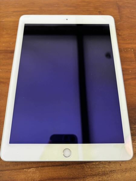 美品　iPad　第6世代　32GB Wi-Fiモデル Wi-Fi タブレット Apple 