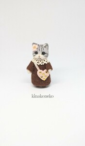 猫 ピンクのハートポーチ猫　羊毛フェルト ハンドメイド ミニチュア kinako