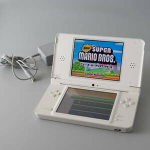 DSiLL ニンテンドーDSi LL ホワイト 動作品 本体 おまけソフト付き マリオブラザーズ Nintendo DS i LL ニンテンドー 任天堂 充電器付き