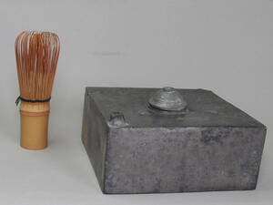 琉球塗重箱入錫製　正方形角徳利　盃付き酒器　19世紀