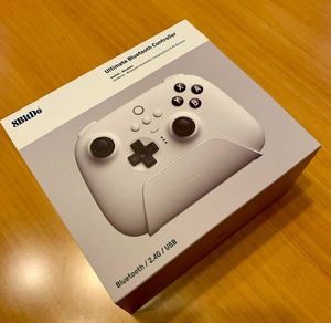 【中古美品】8bitdo ultimate 充電ドックを備えたBluetoothコントローラー、Switch、Windows、steam Deck (ホワイト)