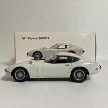 ★オートアート／AUTOart ：1/18 ★トヨタ 2000 GT (アップグレード)／TOYOTA 2000 GT (UPGRADED) (White) ☆ネジが1つ欠品しています！_画像2