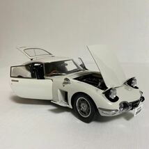 ★オートアート／AUTOart ：1/18 ★トヨタ 2000 GT (アップグレード)／TOYOTA 2000 GT (UPGRADED) (White) ☆ネジが1つ欠品しています！_画像4