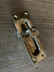 真鍮の窓の捻締錠一個　引手型戸棚ガラス戸引き戸窓鍵　建具　ロック