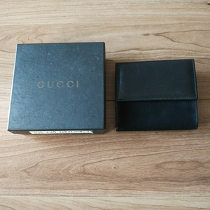 グッチ GUCCI ２つ折り財布 箱入り 革 スエード 黒色 小銭入れ カード入れ10 札入2 未使用品