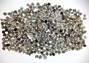 天然ダイヤモンド原石　合計16.5カラット（3.3グラム）　蛍光特性あり（青、緑、黄色、オレンジなど）