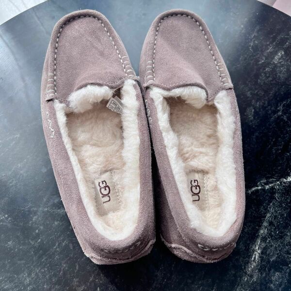 【美品】UGG モカシン レディース　グレージュ　25センチ　スリッポン　正規品