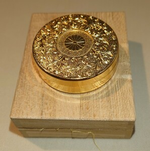 菊のご紋入り 金色の朱肉ケース 24KGP（金メッキ）　桐箱付き　直径4.5センチ　厚さ1.5センチ