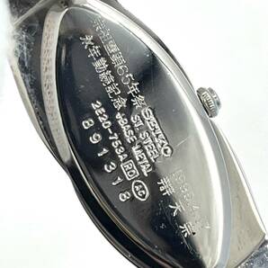 【電池切れ】SEIKO セイコー クォーツ 腕時計 白文字盤 カットガラス バングルウォッチ ブレスレットウォッチ レディース 2E20-753Aの画像2