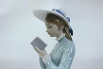 e741 技工名品 LLADRO リヤドロ 犬を抱く貴婦人 高さ37.8cm 本を読む少女 高さ36.6cm 人形 2体 置物 フィギュリン 箱無 美品 オブジェ_画像3