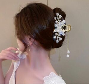 白いお花　バタフライ　パール　チェーン　ヘアクリップ　バンズクリップ　ヘアアクセサリー　髪留め　まとめ髪　ゴールド ヘアクリップ