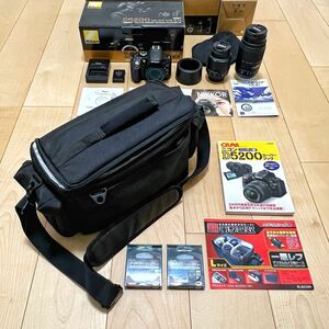 【送料無料！週末限定値下げ！お得なオマケ6点付き！】ニコン カメラ D5200ダブルズームキットセット 元箱付き美品