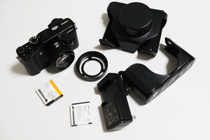 ★動作確認品: Fujifilm X20 ブラック + レザーケース + レンズフード(LH-JX10) + バッテリー2個付き