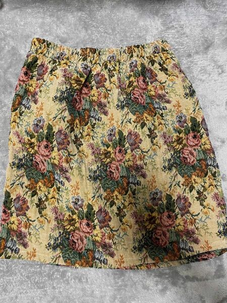 花柄　ゴブラン台形スカート