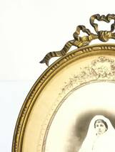 フランス　LOUIS XVI世　リボンモチーフ　フォトフレーム　コミュニオン少女写真入り　立て掛け壁掛け両用　大きめ_画像3