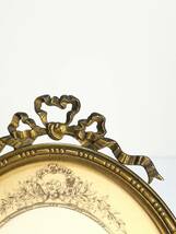 フランス　LOUIS XVI世　リボンモチーフ　フォトフレーム　コミュニオン少女写真入り　立て掛け壁掛け両用　大きめ_画像2