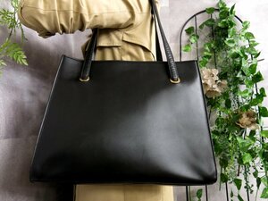 超美品●VALENTINO GARAVANI ヴァレンティノ ガラヴァーニ●ロゴ型押し●カーフ レザー●ショルダー バッグ●黒●G金具●A4 収納●Js44314