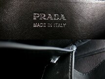 ●超美品●PRADA プラダ●バイカラー●ロゴ金具●カーフ レザー 本革●2way ショルダー トート バッグ●モスグリーン 黒●A4 書類●Js44769_画像9