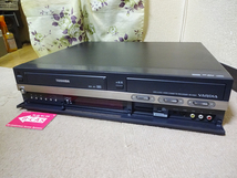 東芝 VHS/HDD/DVDレコーダー　(VHS→DVD化OK) RD-W301　かんたんリモコン付(116)　ダビ10　動作品_画像2