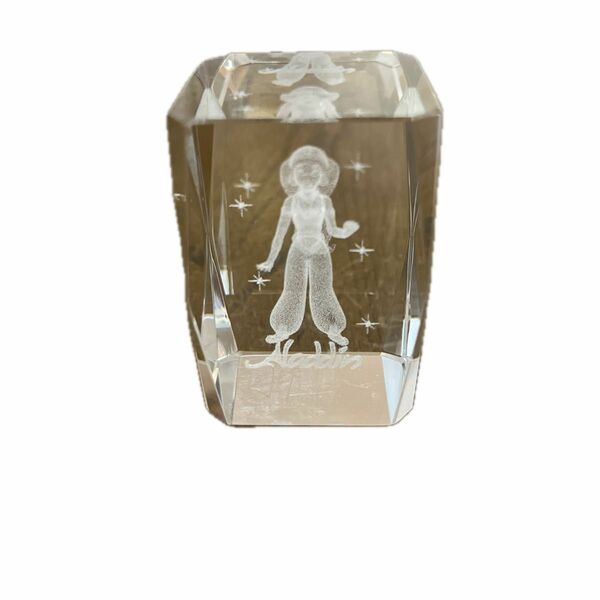ディズニー　アラジン　ジャスミンのクリスタルガラス置物　非売品　幅4cmx高さ5.8cmx 4cm 
