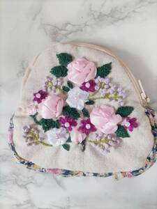 新品未使用　刺繍ポーチ　リボン刺繍　フラワー刺繍　セカンドバック　ハンドメイド　完成品　薔薇刺繍